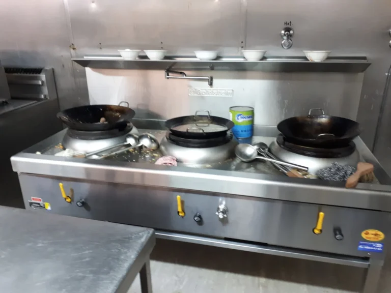 Three-hole gas wok burner range with woks